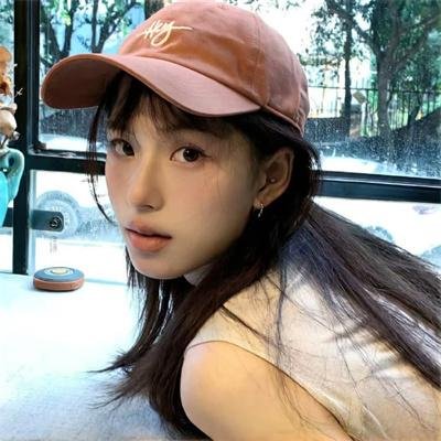 她背后的那双手